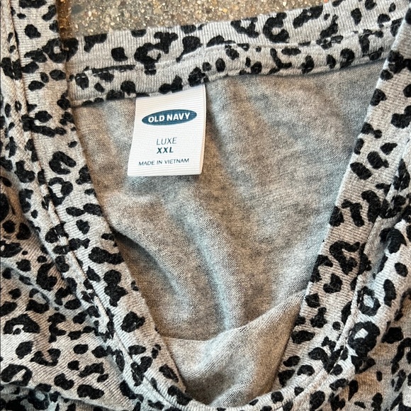 Old Navy Black and White Patterned Short Sleeve Cheeta Print Top - Picture 2 of 4
